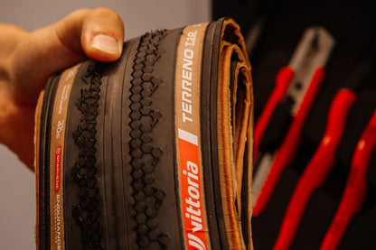 Vittoria Terreno T10 Hardpack 700x40c Gravel Endurance Full Black G2.0 Tubeless Ready Tyr