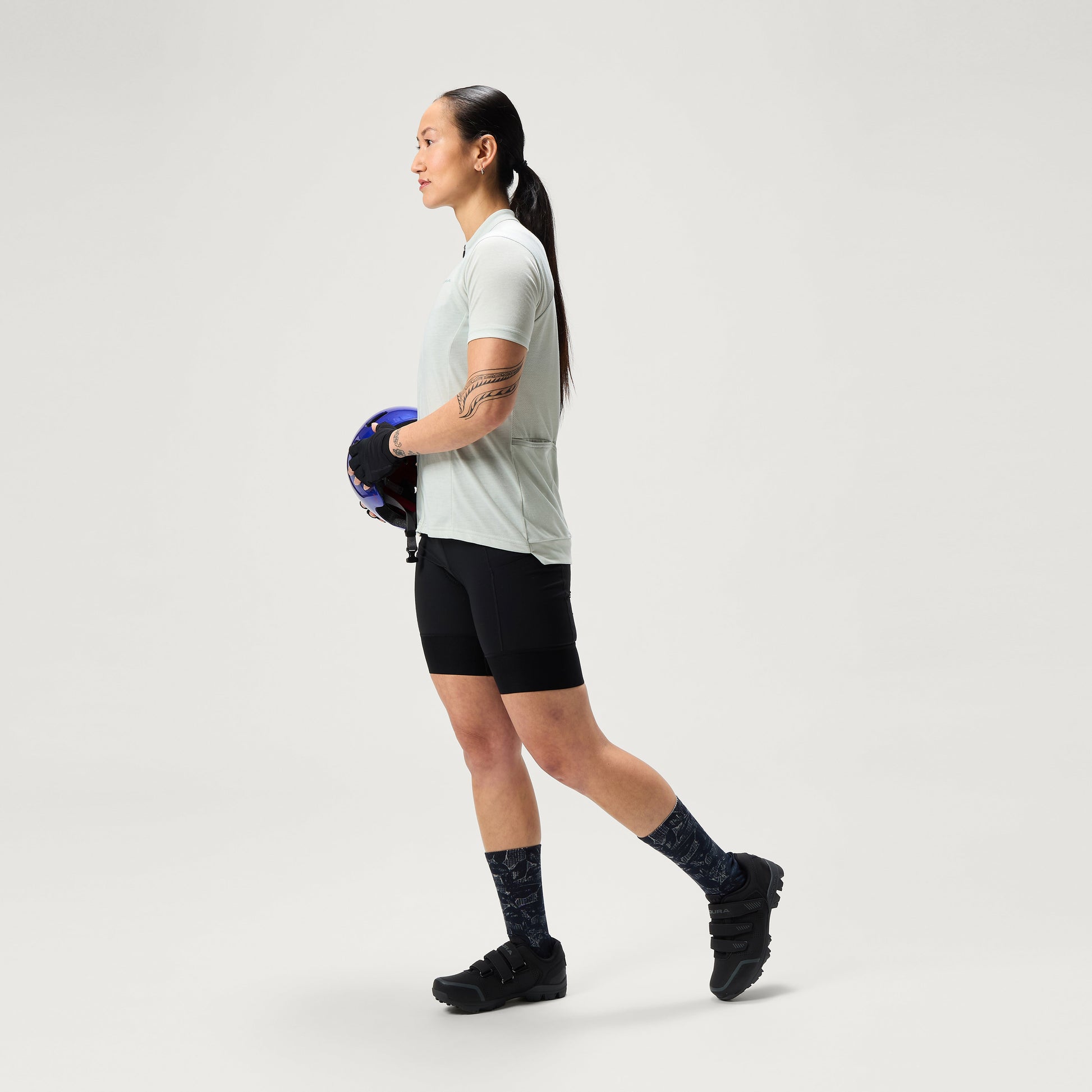 Endura Women's Loop Waist Short — view 9