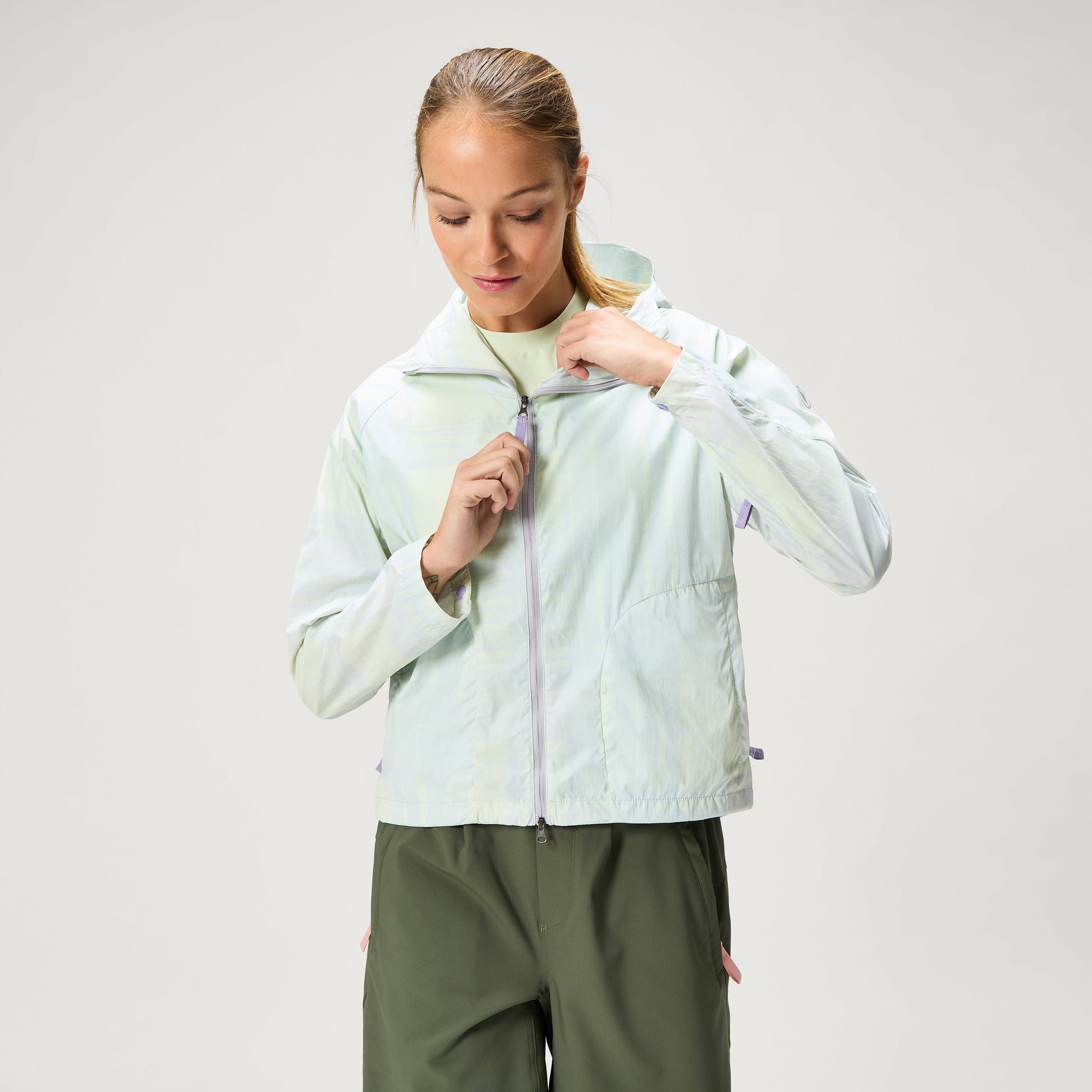 Endura Women's Sultrac Breathable Lightweight Jacket — view 2