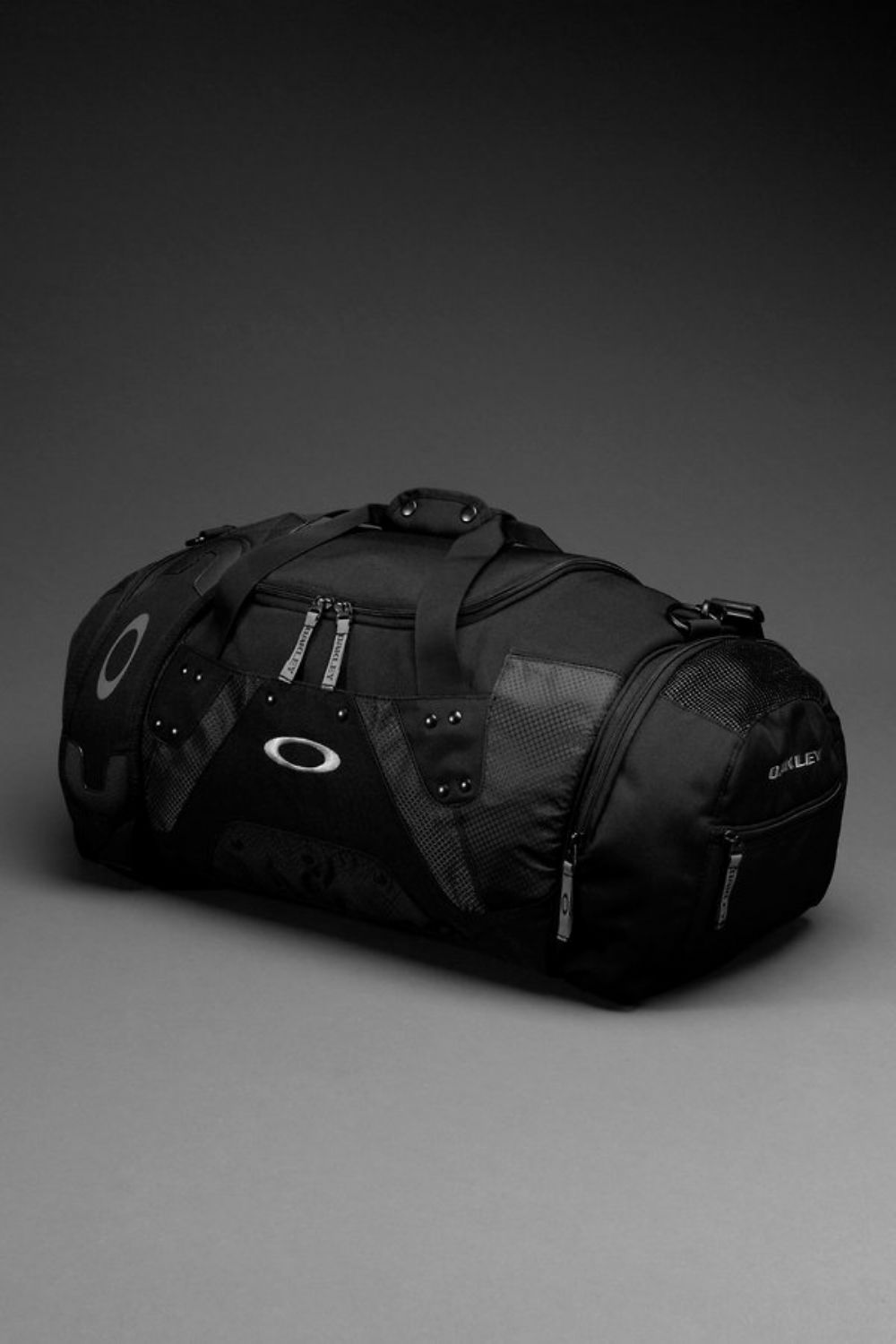 oakley wheeled duffle bag